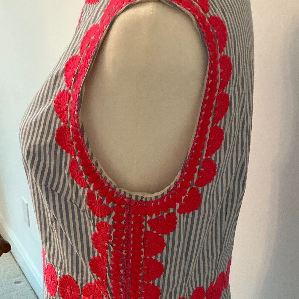Vineyard Vines sleeveless blue & white strip w/bright pink appliqué - Size 6 - Picture 2 of 9